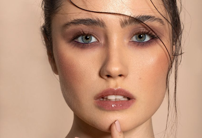 Jesienny makijaż 2025 – trendy i kosmetyki, które musisz mieć